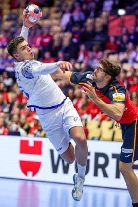 28.01.2026, Handball, Men s EHF EURO 2026, Spanien - Portugal, Jyske Bank Boxen in Herning, Dänemark, Main Round: Francisco Mota Costa (Portugal 26) im Zweikampf gegen Antonio Serradilla Cuenca (Espania 05) Dänemark