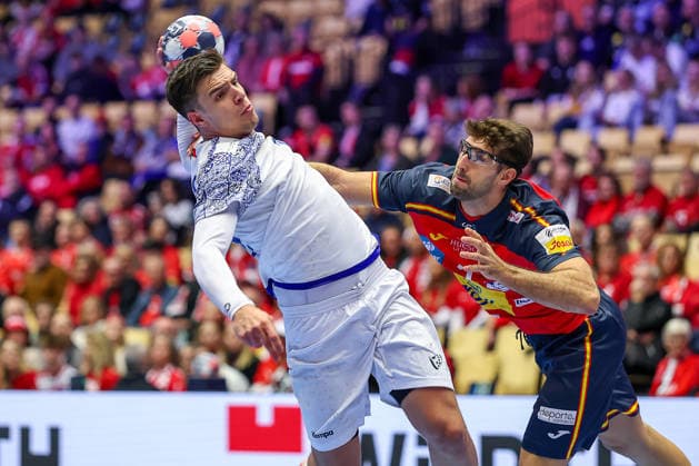 28.01.2026, Handball, Men s EHF EURO 2026, Spanien - Portugal, Jyske Bank Boxen in Herning, Dänemark, Main Round: Francisco Mota Costa (Portugal 26) im Zweikampf gegen Antonio Serradilla Cuenca (Espania 05) Dänemark