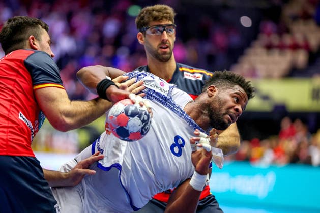 28.01.2026, Handball, Men s EHF EURO 2026, Spanien - Portugal, Jyske Bank Boxen in Herning, Dänemark, Main Round: Victor Manuel Iturriza Alvarez (Portugal 08) wirft den Ball auf das Tor Dänemark