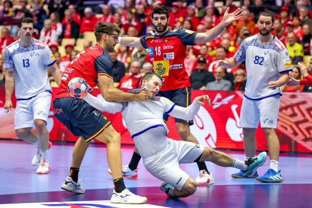 28.01.2026, Handball, Men s EHF EURO 2026, Spanien - Portugal, Jyske Bank Boxen in Herning, Dänemark, Main Round: Rui Sousa Martins Silva (Portugal 14) im Zweikampf gegen Antonio Serradilla Cuenca (Espania 05) Dänemark