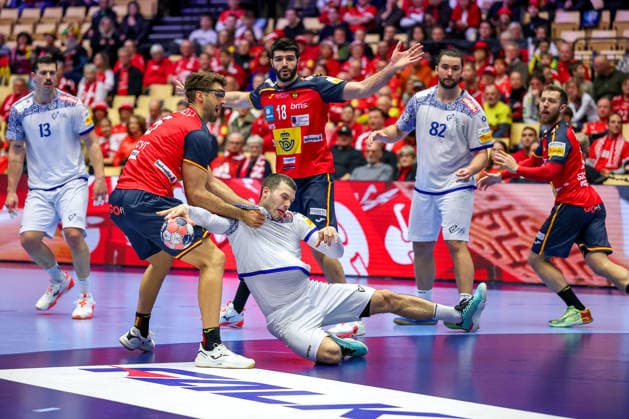 28.01.2026, Handball, Men s EHF EURO 2026, Spanien - Portugal, Jyske Bank Boxen in Herning, Dänemark, Main Round: Rui Sousa Martins Silva (Portugal 14) im Zweikampf gegen Antonio Serradilla Cuenca (Espania 05) Dänemark