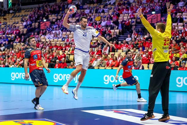 28.01.2026, Handball, Men s EHF EURO 2026, Spanien - Portugal, Jyske Bank Boxen in Herning, Dänemark, Main Round: Leonel Gomes Silva Fernandes (Portugal 21) wirft den Ball auf das Tor Sergey Hernandez Ferrer (Espania 25) Dänemark