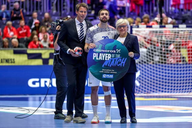 28.01.2026, Handball, Men s EHF EURO 2026, Spanien - Portugal, Jyske Bank Boxen in Herning, Dänemark, Main Round: Player of the Match POTM Ehrung Auszeichnung Martim Mota Costa (Portugal 79) Dänemark