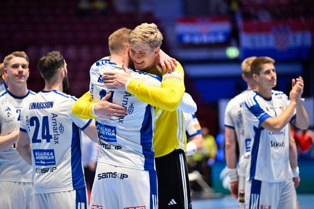 MALMÖ, SVERIGE 20260128 Iceland s Ymir Örn Gislason celebrates with goalkeeper Viktor Gisli Hallgrimsson after winning against Slovenia, 31-39, during the 2026 EHF European Men s Handball Championship (the EHF Euro 2026) main round match between Slovenia and Iceland at Malmö Arena, in Malmö, Sweden, on January 28, 2026. MALMÖ SVERIGE x50090x