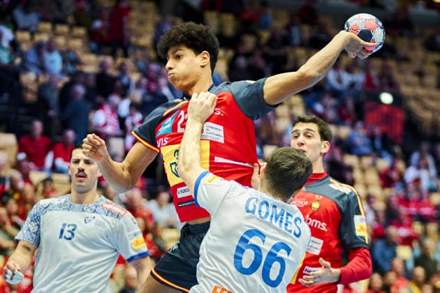DENMARK European Men s Handball Championship: Spain - Portugal Spain s Marcos Fis in a duel with Portugal s Joao Gomes during the EHF Euro 2026 main round men s handball match between Spain and Portugal at Jyske Bank Boxen in Herning, Wednesday, January 28, 2026. (Photo: Thomas Traasdahl Ritzau Scanpix) , Herning Denmark Copyright: RitzauxScanpix ThomasxTraasdahlx spdk20260128-172318-L