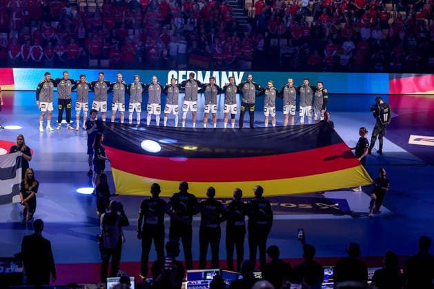 28.01.2026, Handball, Men s EHF EURO 2026, Deutschland - Frankreich, Jyske Bank Boxen in Herning, Dänemark, Main Round: Das deutsche Team steht bei der Nationalhymne Arm in Arm zusammen. Dänemark