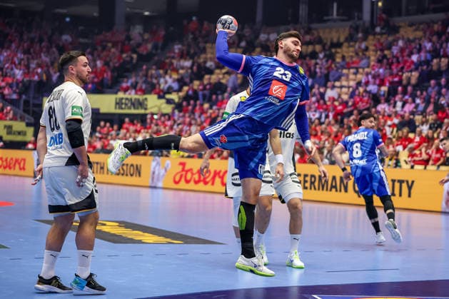 28.01.2026, Handball, Men s EHF EURO 2026, Deutschland - Frankreich, Jyske Bank Boxen in Herning, Dänemark, Main Round: Ludovic Fabregas (France 23) wirft den Ball auf das Tor Dänemark