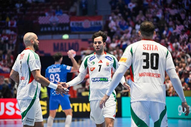 MALMÖ, SVERIGE 20260128 Hungary s Bendeguz Boka celebrates with his teammates during the 2026 EHF European Men s Handball Championship (the EHF Euro 2026) main round match between Croatia and Hungary at Malmö Arena, in Malmö, Sweden, on January 28, 2026. MALMÖ SVERIGE x50090x