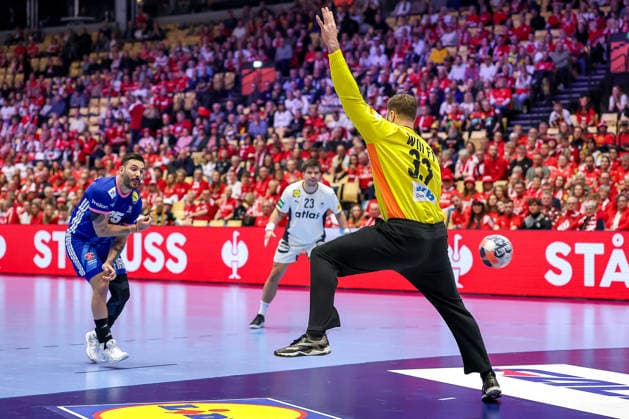 28.01.2026, Handball, Men s EHF EURO 2026, Deutschland - Frankreich, Jyske Bank Boxen in Herning, Dänemark, Main Round: Hugo Descat (France 25) wirft den Ball auf das Tor Andreas Wolff (Germany 33) Dänemark