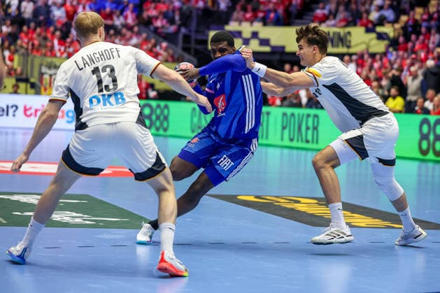 28.01.2026, Handball, Men s EHF EURO 2026, Deutschland - Frankreich, Jyske Bank Boxen in Herning, Dänemark, Main Round: Dika Mem (France 10) im Zweikampf gegen Matthes Langhoff (Germany 13) Julian Köster (Germany 18) Dänemark