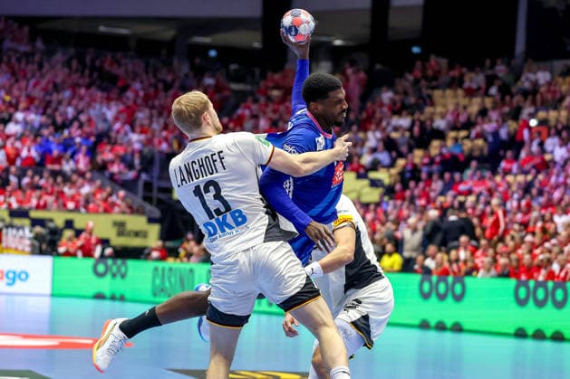 28.01.2026, Handball, Men s EHF EURO 2026, Deutschland - Frankreich, Jyske Bank Boxen in Herning, Dänemark, Main Round: Dika Mem (France 10) im Zweikampf gegen Matthes Langhoff (Germany 13) Julian Köster (Germany 18) Dänemark