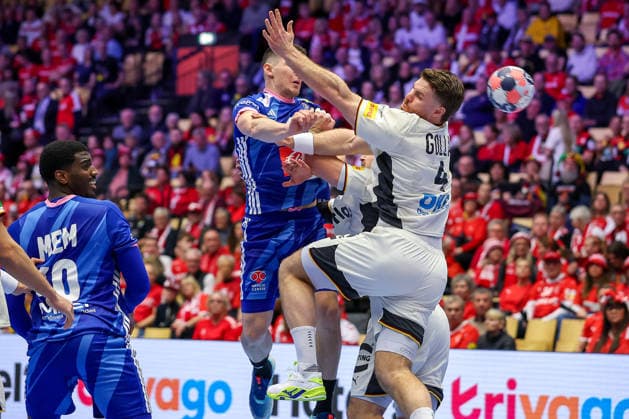 28.01.2026, Handball, Men s EHF EURO 2026, Deutschland - Frankreich, Jyske Bank Boxen in Herning, Dänemark, Main Round: Aymeric Minne (France 04) im Zweikampf gegen Johannes Golla (Germany 04) Dänemark