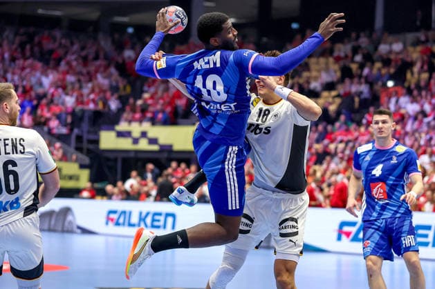 28.01.2026, Handball, Men s EHF EURO 2026, Deutschland - Frankreich, Jyske Bank Boxen in Herning, Dänemark, Main Round: Dika Mem (France 10) im Zweikampf gegen Julian Köster (Germany 18) Dänemark