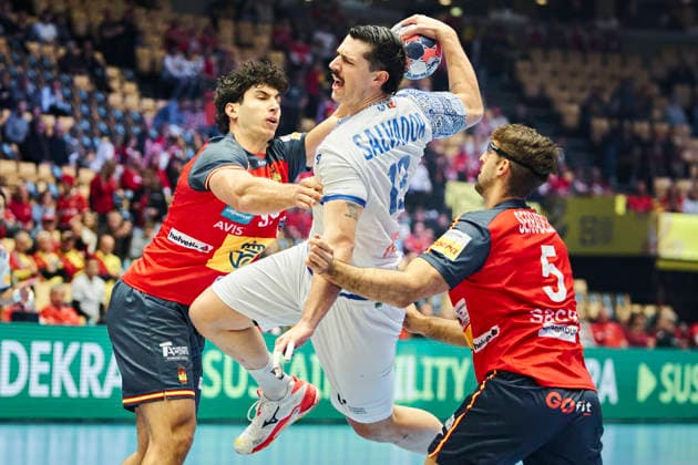 DENMARK European Men s Handball Championship: Spain - Portugal Portugal s Salvador Salvador in a duel with Spain s Javier Rodriguez and Antonio Serradilla during the EHF Euro 2026 main round men s handball match between Spain and Portugal at Jyske Bank Boxen in Herning, Wednesday, January 28, 2026. (Photo: Thomas Traasdahl Ritzau Scanpix) , Herning Denmark Copyright: RitzauxScanpix ThomasxTraasdahlx spdk20260128-162214-L