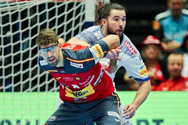 DENMARK EM Men s Handball: Spain - Portugal Spain s Antonio Serradilla in a duel with Portugal s Luis Frade during the EHF Euro 2026 main round men s handball match between Spain and Portugal at Jyske Bank Boxen in Herning, Wednesday, January 28, 2026. (Photo: Thomas Traasdahl Ritzau Scanpix) , Herning Denmark Copyright: RitzauxScanpix ThomasxTraasdahlx spdk20260128-174149-L