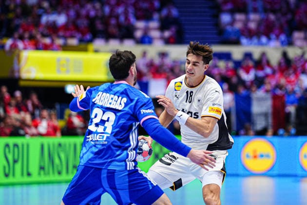 Ludovic Fabregas (Frankreich, 23), Julian Koester (Deutschland, 18) DEN, Deutschland vs. Frankreich, Handball, EHF Europameisterschaft 2026, Hauptrunde, Spieltag 4, 28.01.2026 DEN, Deutschland vs. Frankreich, Handball, EHF Europameisterschaft 2026, Hauptrunde, Spieltag 4, 28.01.2026 Herning Copyright: xEibner-Pressefoto MarcelxvonxFehrnx EP_MFN