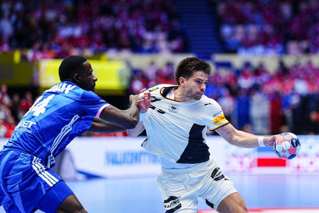 Karl Konan (Frankreich, 34), Renars Uscins (Deutschland, 23) DEN, Deutschland vs. Frankreich, Handball, EHF Europameisterschaft 2026, Hauptrunde, Spieltag 4, 28.01.2026 DEN, Deutschland vs. Frankreich, Handball, EHF Europameisterschaft 2026, Hauptrunde, Spieltag 4, 28.01.2026 Herning Copyright: xEibner-Pressefoto MarcelxvonxFehrnx EP_MFN
