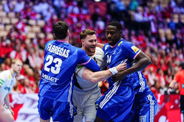 Ludovic Fabregas (Frankreich, 23), Johannes Golla (Deutschland, 04), Karl Konan (Frankreich, 34) DEN, Deutschland vs. Frankreich, Handball, EHF Europameisterschaft 2026, Hauptrunde, Spieltag 4, 28.01.2026 DEN, Deutschland vs. Frankreich, Handball, EHF Europameisterschaft 2026, Hauptrunde, Spieltag 4, 28.01.2026 Herning Copyright: xEibner-Pressefoto MarcelxvonxFehrnx EP_MFN