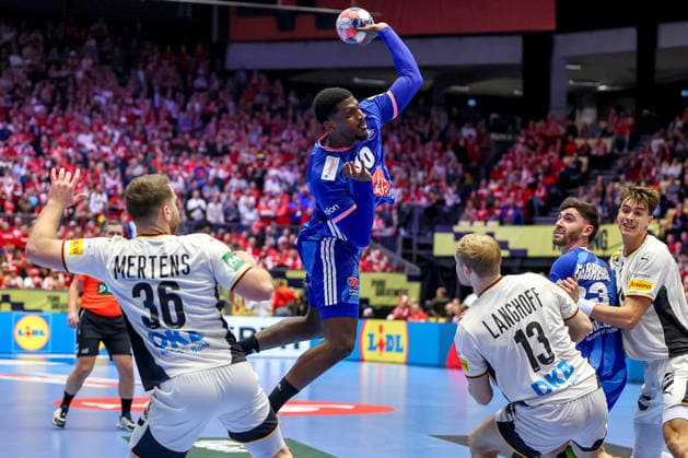 28.01.2026, Handball, Men s EHF EURO 2026, Deutschland - Frankreich, Jyske Bank Boxen in Herning, Dänemark, Main Round: Dika Mem (France 10) im Zweikampf gegen Lukas Mertens (Germany 36) Matthes Langhoff (Germany 13) Dänemark
