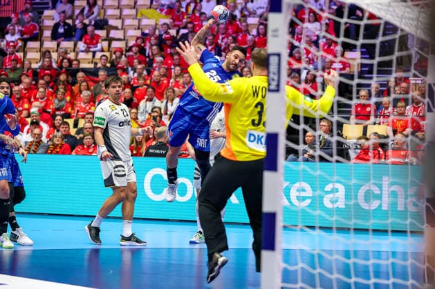 28.01.2026, Handball, Men s EHF EURO 2026, Deutschland - Frankreich, Jyske Bank Boxen in Herning, Dänemark, Main Round: Hugo Descat (France 25) wirft den Ball auf das Tor Andreas Wolff (Germany 33) Dänemark