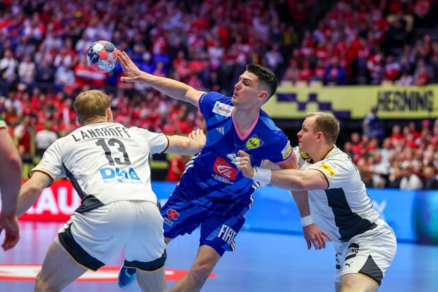 28.01.2026, Handball, Men s EHF EURO 2026, Deutschland - Frankreich, Jyske Bank Boxen in Herning, Dänemark, Main Round: Aymeric Minne (France 04) im Zweikampf gegen Matthes Langhoff (Germany 13) Justus Fischer (Germany 54) Dänemark