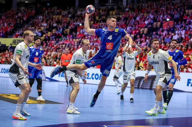 28.01.2026, Handball, Men s EHF EURO 2026, Deutschland - Frankreich, Jyske Bank Boxen in Herning, Dänemark, Main Round: Aymeric Minne (France 04) wirft den Ball auf das Tor Dänemark