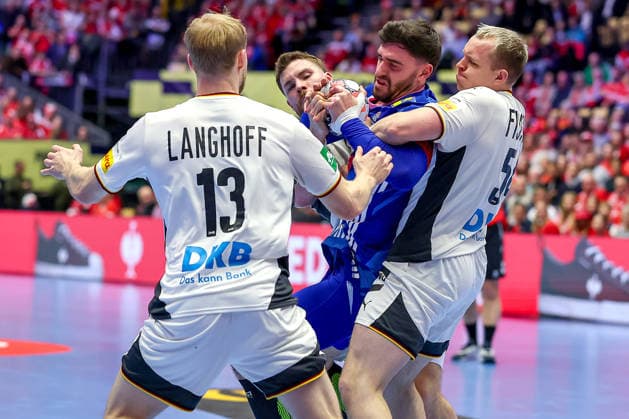 28.01.2026, Handball, Men s EHF EURO 2026, Deutschland - Frankreich, Jyske Bank Boxen in Herning, Dänemark, Main Round: Renars Uscins (Germany 23) wird von Matthes Langhoff (Germany 13) Johannes Golla (Germany 04) Justus Fischer (Germany 54) festgemacht Dänemark