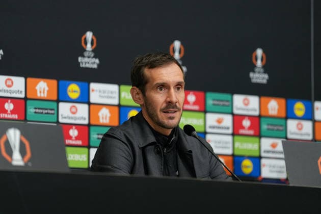 Julian Schuster (SC Freiburg, Trainer) , Frankreich, Fussball, UEFA Europa League, 8.Spieltag, Ligaphase, 2025 2026, OSC Lille vs. SC Freiburg, 28.01.2026, Pressekonferenz des SC Freiburg vor dem letzten Europa League Spiel in der Ligaphase, Pressegespräch, Stade Pierre-Mauroy, Lille, Frankreich, Pressekonferenz des SC Freiburg vor dem letzten Europa League Spiel in der Ligaphase, Pressegespräch Lille Stade Pierre-Mauroy DÃ partements Nord, Hauts-de-Fra Frankreich Copyright: xArnexAmbergx