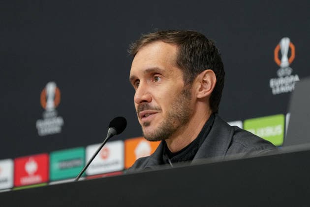 Julian Schuster (SC Freiburg, Trainer) , Frankreich, Fussball, UEFA Europa League, 8.Spieltag, Ligaphase, 2025 2026, OSC Lille vs. SC Freiburg, 28.01.2026, Pressekonferenz des SC Freiburg vor dem letzten Europa League Spiel in der Ligaphase, Pressegespräch, Stade Pierre-Mauroy, Lille, Frankreich, Pressekonferenz des SC Freiburg vor dem letzten Europa League Spiel in der Ligaphase, Pressegespräch Lille Stade Pierre-Mauroy DÃ partements Nord, Hauts-de-Fra Frankreich Copyright: xArnexAmbergx
