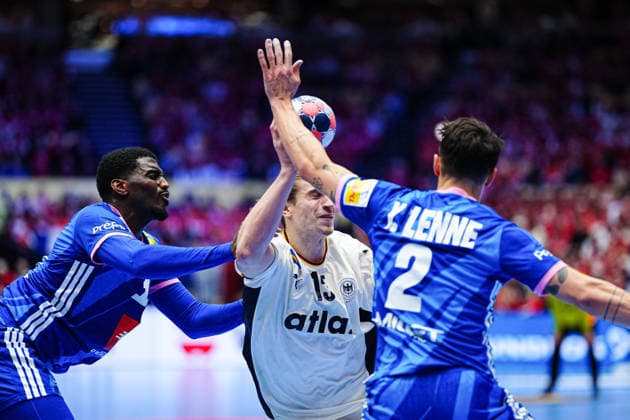 Dika Mem (Frankreich, 10), Juri Knorr (Deutschland, 15), Yanis Lenne (Frankreich, 02) DEN, Deutschland vs. Frankreich, Handball, EHF Europameisterschaft 2026, Hauptrunde, Spieltag 4, 28.01.2026 DEN, Deutschland vs. Frankreich, Handball, EHF Europameisterschaft 2026, Hauptrunde, Spieltag 4, 28.01.2026 Herning Copyright: xEibner-Pressefoto MarcelxvonxFehrnx EP_MFN