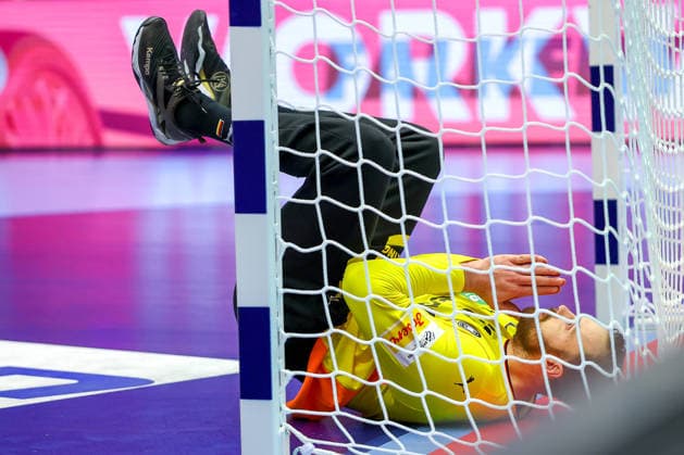 28.01.2026, Handball, Men s EHF EURO 2026, Deutschland - Frankreich, Jyske Bank Boxen in Herning, Dänemark, Main Round: Andreas Wolff (Germany 33) liegt gestikulierend auf dem Spielfeld Dänemark