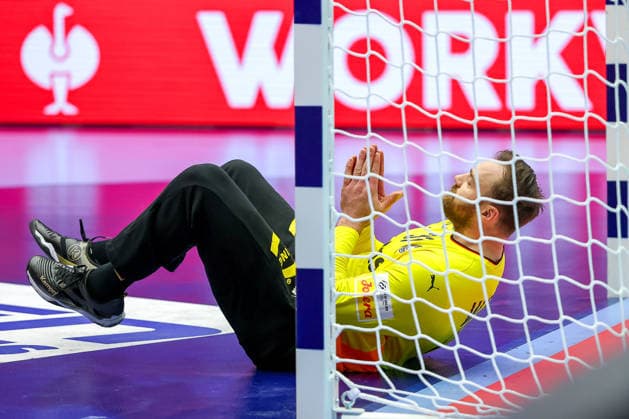 28.01.2026, Handball, Men s EHF EURO 2026, Deutschland - Frankreich, Jyske Bank Boxen in Herning, Dänemark, Main Round: Andreas Wolff (Germany 33) liegt gestikulierend auf dem Spielfeld Dänemark