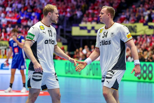 28.01.2026, Handball, Men s EHF EURO 2026, Deutschland - Frankreich, Jyske Bank Boxen in Herning, Dänemark, Main Round: Matthes Langhoff (Germany 13) neben Justus Fischer (Germany 54) jubelnd Dänemark