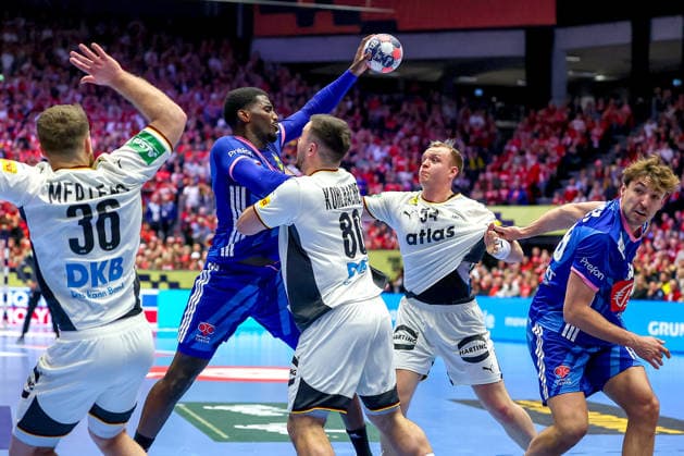 28.01.2026, Handball, Men s EHF EURO 2026, Deutschland - Frankreich, Jyske Bank Boxen in Herning, Dänemark, Main Round: Lukas Mertens (Germany 36) Jannik Kohlbacher (Germany 80) und Justus Fischer (Germany 54) verteidigen gegen Dika Mem (France 10) Dänemark