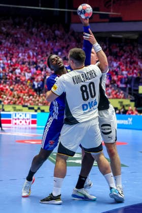 28.01.2026, Handball, Men s EHF EURO 2026, Deutschland - Frankreich, Jyske Bank Boxen in Herning, Dänemark, Main Round: Dika Mem (France 10) wird von Jannik Kohlbacher (Germany 80) und Justus Fischer (Germany 54) festgemacht Dänemark