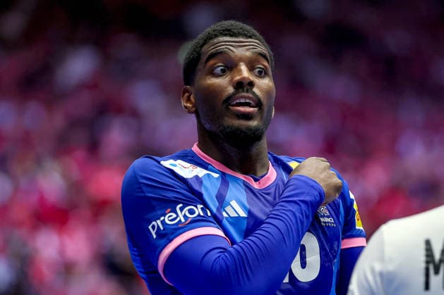 28.01.2026, Handball, Men s EHF EURO 2026, Deutschland - Frankreich, Jyske Bank Boxen in Herning, Dänemark, Main Round: Dika Mem (France 10) gestikulierend auf dem Spielfeld Dänemark