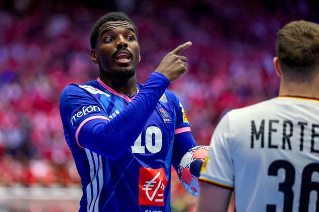 28.01.2026, Handball, Men s EHF EURO 2026, Deutschland - Frankreich, Jyske Bank Boxen in Herning, Dänemark, Main Round: Dika Mem (France 10) gestikulierend auf dem Spielfeld Dänemark