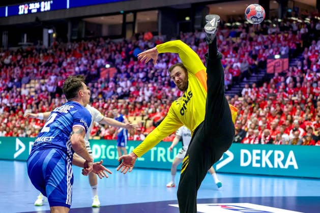 28.01.2026, Handball, Men s EHF EURO 2026, Deutschland - Frankreich, Jyske Bank Boxen in Herning, Dänemark, Main Round: Andreas Wolff (Germany 33) Parade pariert gegen Yanis Lenne (France 02) Dänemark