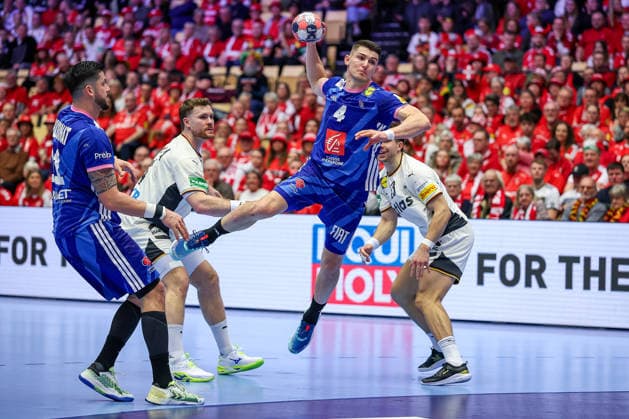 28.01.2026, Handball, Men s EHF EURO 2026, Deutschland - Frankreich, Jyske Bank Boxen in Herning, Dänemark, Main Round: Aymeric Minne (France 04) wirft den Ball auf das Tor Dänemark