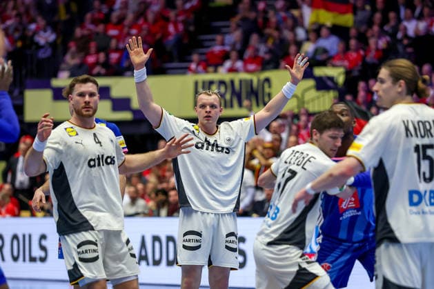 28.01.2026, Handball, Men s EHF EURO 2026, Deutschland - Frankreich, Jyske Bank Boxen in Herning, Dänemark, Main Round: Justus Fischer (Germany 54) jubelnd gestikulierend auf dem Spielfeld zur Halbzeit neben Johannes Golla (Germany 04) Dänemark