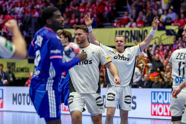 28.01.2026, Handball, Men s EHF EURO 2026, Deutschland - Frankreich, Jyske Bank Boxen in Herning, Dänemark, Main Round: Justus Fischer (Germany 54) jubelnd gestikulierend auf dem Spielfeld zur Halbzeit neben Johannes Golla (Germany 04) Dänemark