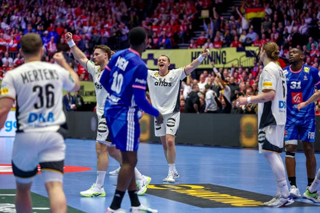 28.01.2026, Handball, Men s EHF EURO 2026, Deutschland - Frankreich, Jyske Bank Boxen in Herning, Dänemark, Main Round: Justus Fischer (Germany 54) jubelnd gestikulierend auf dem Spielfeld zur Halbzeit neben Johannes Golla (Germany 04) Lukas Mertens (Germany 36) Juri Knorr (Germany 15) Dänemark