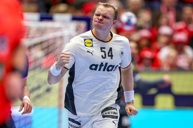 28.01.2026, Handball, Men s EHF EURO 2026, Deutschland - Frankreich, Jyske Bank Boxen in Herning, Dänemark, Main Round: Justus Fischer (Germany 54) jubelnd Dänemark *** 28 01 2026, Handball, Men s EHF EURO 2026, Germany France, Jyske Bank Boxing in Herning, Denmark, Main Round Justus Fischer Germany 54 cheering Denmark