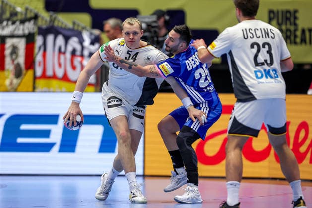 28.01.2026, Handball, Men s EHF EURO 2026, Deutschland - Frankreich, Jyske Bank Boxen in Herning, Dänemark, Main Round: Justus Fischer (Germany 54) im Zweikampf gegen Hugo Descat (France 25) neben Renars Uscins (Germany 23) Dänemark