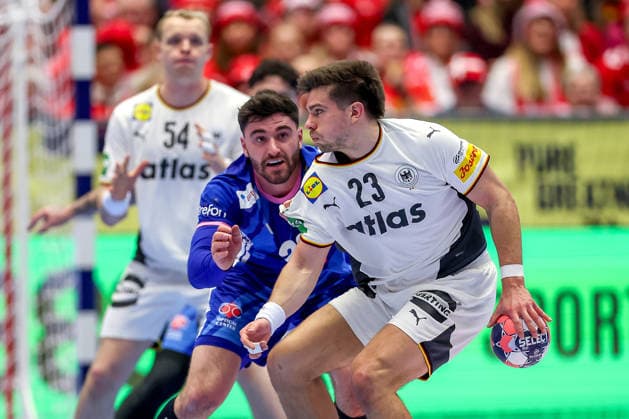 28.01.2026, Handball, Men s EHF EURO 2026, Deutschland - Frankreich, Jyske Bank Boxen in Herning, Dänemark, Main Round: Renars Uscins (Germany 23) im Zweikampf gegen Ludovic Fabregas (France 23) Dänemark