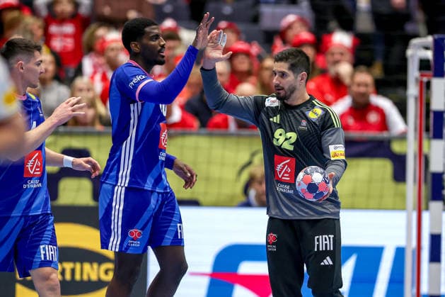28.01.2026, Handball, Men s EHF EURO 2026, Deutschland - Frankreich, Jyske Bank Boxen in Herning, Dänemark, Main Round: xg10 klatscht sich mit Remi Desbonnet (France 92) ab Torjubel; Jubel; Siegerjubel; Freude; freut sich; jubelt; jubelnd; Abschlussjubel; Siegjubel; erziehlt; Treffer; Dänemark