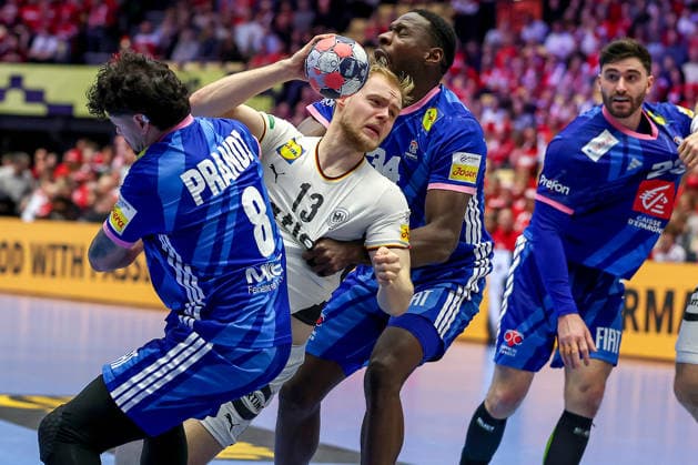 28.01.2026, Handball, Men s EHF EURO 2026, Deutschland - Frankreich, Jyske Bank Boxen in Herning, Dänemark, Main Round: Matthes Langhoff (Germany 13) im Zweikampf gegen Elohim Prandi (France 08) Dylan Nahi (France 31) Dänemark