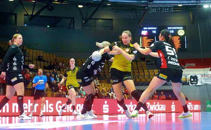 G.Nestaker (Dortmund) versucht sich gegen Laura Penzes (Zwickau) und Kaho Nakayama (Zwickau, rechts) durchzusetzen. Handball Frauen 1.Bundesliga 2025 26 BSV Sachsen Zwickau - Borussia Dortmund am 28.1.2026 in der Sparkassen-Arena Zwickau BSV Sachsen Zw ickau - Borussia Dortmund