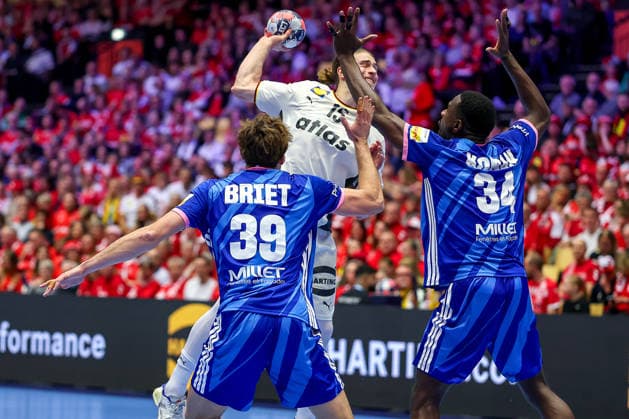 28.01.2026, Handball, Men s EHF EURO 2026, Deutschland - Frankreich, Jyske Bank Boxen in Herning, Dänemark, Main Round: Juri Knorr (Germany 15) wirft den Ball auf das Tor gegen Benoit Kounkoud (France 29) Karl Konan (France 34) Dänemark