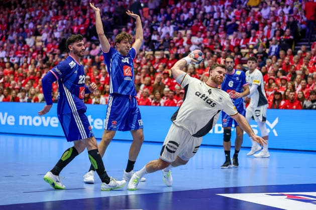 28.01.2026, Handball, Men s EHF EURO 2026, Deutschland - Frankreich, Jyske Bank Boxen in Herning, Dänemark, Main Round: Johannes Golla (Germany 04) wirft den Ball auf das Tor gegen Ludovic Fabregas (France 23) Thibaud Briet (France 39) Dänemark